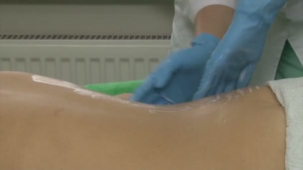 Врач делает массаж спины девушке — стоковое видео