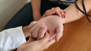 kadın doktor veya hemşire bir erkek hasta alarak