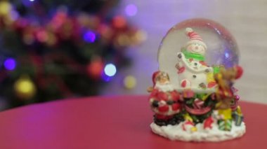 Snowglobe ile kardan adam Noel ağacı üzerinde