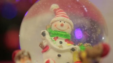 Snowglobe kardan adam Noel ağaçları ile