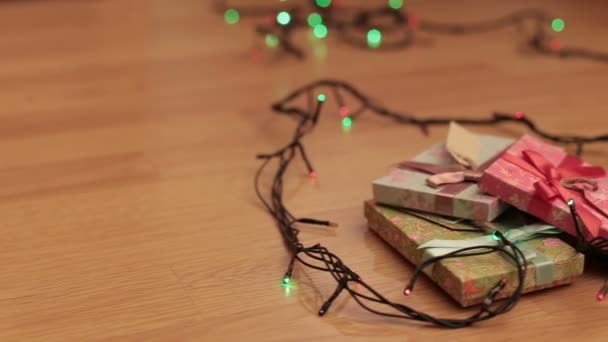 Bella scatola regalo sullo sfondo luci lampeggianti — Video Stock