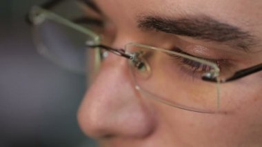 bilgisayarda çalışarak gözlüklü adam