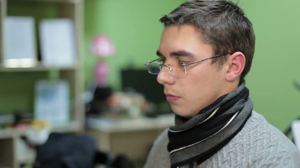 コンピューターのオフィスで働くメガネで創造的な男性 — ストック動画