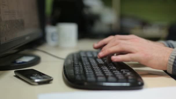 Hombre manos escribiendo en el teclado — Vídeo de stock