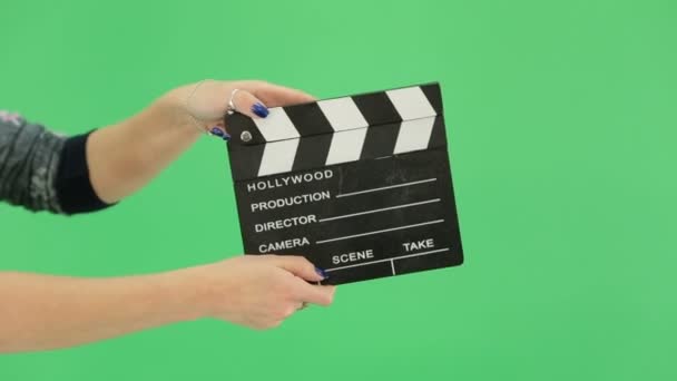 A zöld képernyőn clapperboard kézi lány — Stock videók