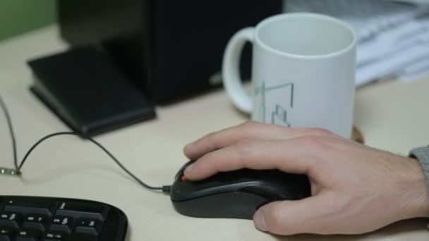 Um homem está usando o mouse para manipular o computador — Vídeo de Stock