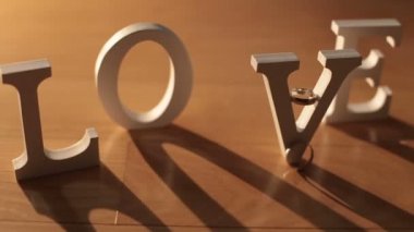 ortaya konulan kelime aşk evlilik yüzüğü ile katta