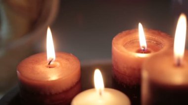 Güzel dekoratif mumlar yanık