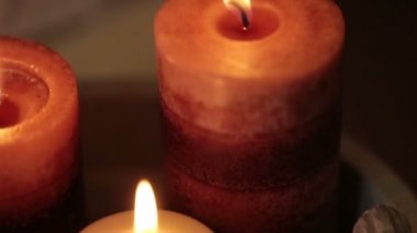 Güzel dekoratif mumlar yanık