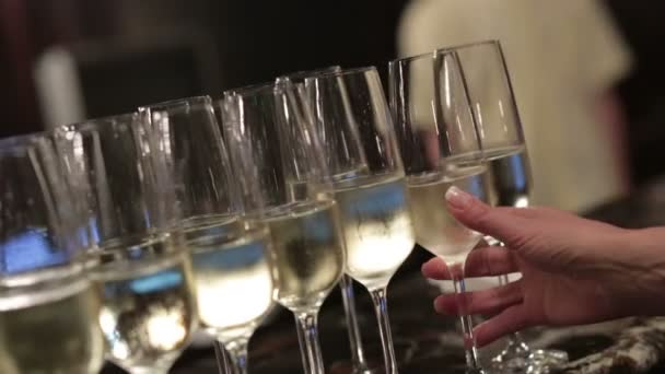 Mano femminile prende un bicchiere di champagne — Video Stock