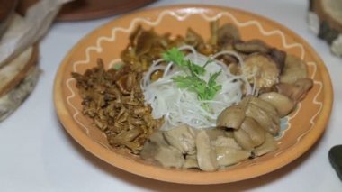 Masanın üzerinde Marine mantar levha.