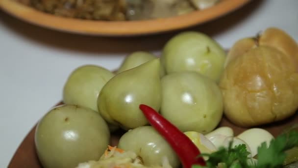 Kvašené zelená rajčata s feferonkami na stůl — Stock video