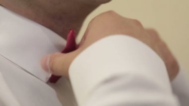 Bir adam kırmızı papyon giyiyor