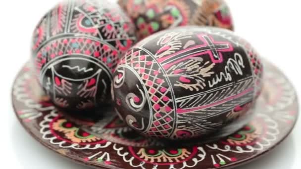 Ovos de Páscoa pintados isolados sobre fundo branco — Vídeo de Stock