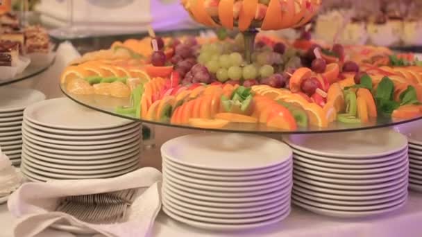 Decoratieve vruchten gesneden op de buffet tafel op een bruiloft — Stockvideo