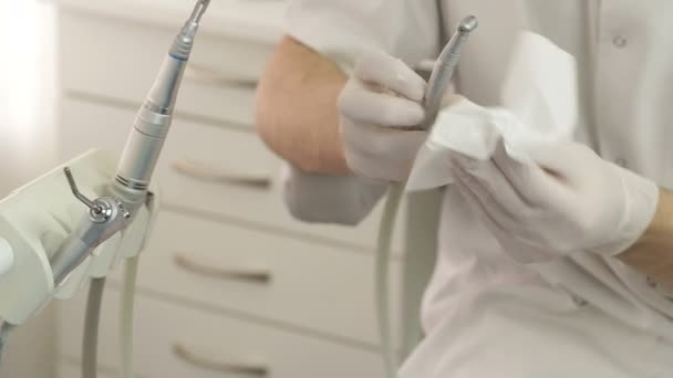Стоматолог Чистка зубов инструменты, оборудование, инструменты, стерилизация — стоковое видео