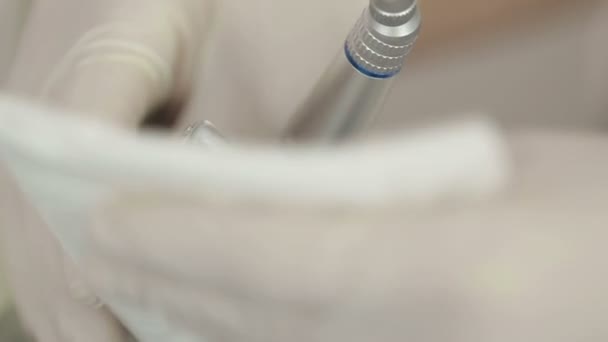 Zahnarzt Reinigung zahnärztlicher Werkzeuge, Geräte, Instrumente, sterilisieren — Stockvideo