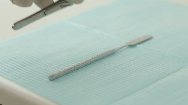 Instrumentos dentales sobre la mesa — Vídeos de Stock