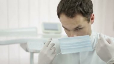 hasta muayene için hazırlanması ve maskeyle diş hekimi