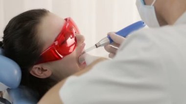 Bayan hasta diş Uv ışık cihazları ile muamele