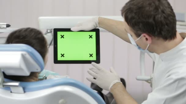 Οδοντίατρος εξηγώντας διαδικασία γυναίκα ασθενή σε οδοντίατρο δωμάτιο — Αρχείο Βίντεο