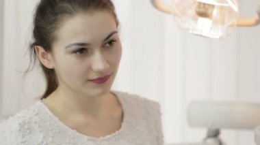 dişçi ofisinde güzel genç kadının