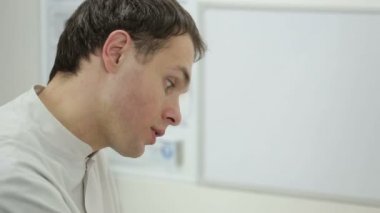 Doktor bir hasta için bir reçete yazıyor