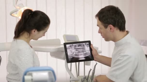 Tandarts toont een patiënt X-Ray op de Tablet — Stockvideo