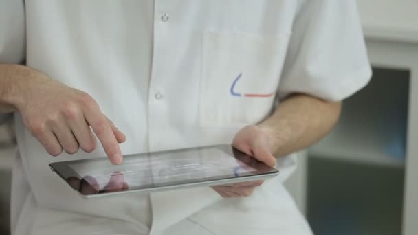 Le dentiste regarde les rayons X 