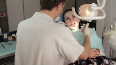 Diş hekimi diş kadın hastanın incelenmesi