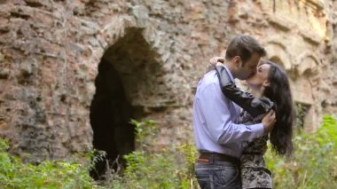 genç bir çift doğa üzerinde öpüşme