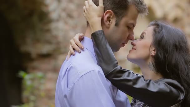 Молодая пара целуется на природе — стоковое видео