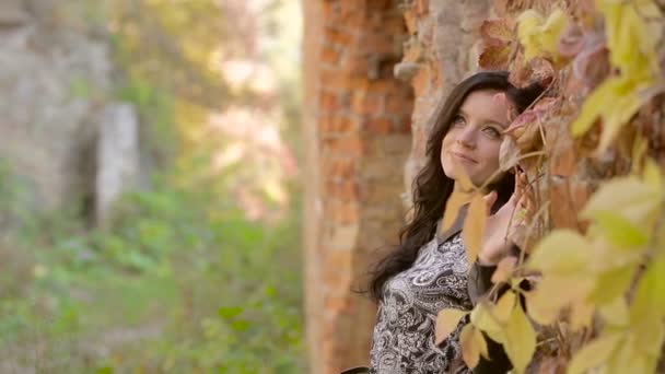 Feliz joven pareja mirándose y sonriendo al aire libre — Vídeos de Stock