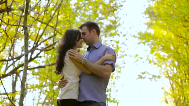 Jovem feliz casal amoroso olhando um para o outro no parque de outono — Vídeo de Stock