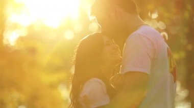 güzel genç çift sonbahar Park aşık. Günbatımı