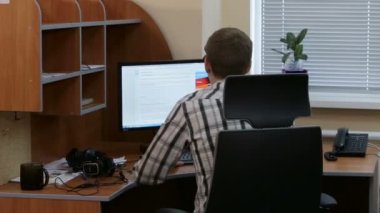 Bilgisayar ofiste çalışan erkekler