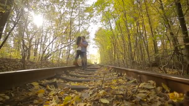 Junges Paar küsst sich im Herbstpark. — Stockvideo