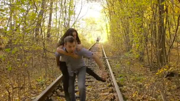 Jovem casal feliz no parque de outono — Vídeo de Stock