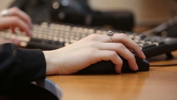 Mão das mulheres usando o mouse para manipular computador — Vídeo de Stock