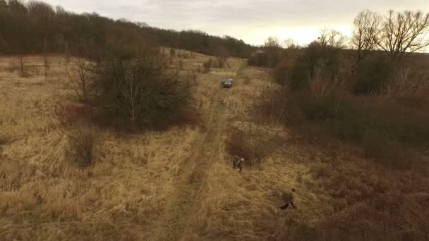 Terroristen mit Waffen beim Versuch, die Grenze zu überqueren. Wachmann erschießt Terroristen — Stockvideo