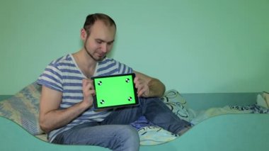 Kameraya bakarak tablet ile genç adam
