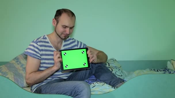 Mladý muž s tablet při pohledu na fotoaparát — Stock video