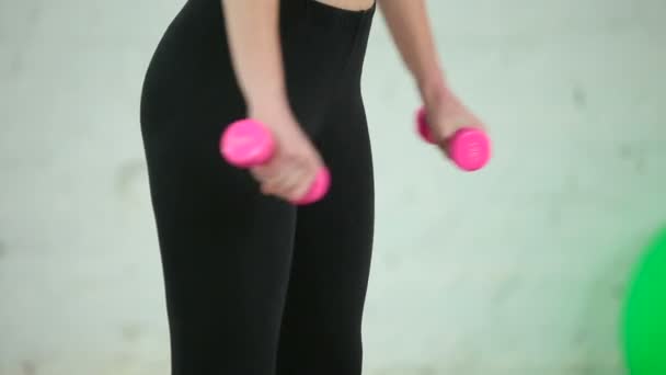 Красивая девушка во время фитнеса с гантелями — стоковое видео