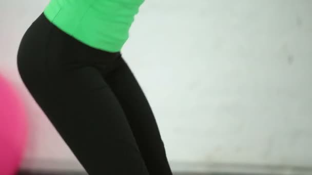 Hermosa chica durante el tiempo de fitness con mancuerna — Vídeo de stock