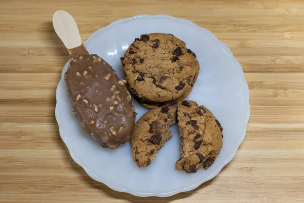 Galletas Con Chispas Chocolate Con Helado Chocolate Almendras —  Fotos de Stock