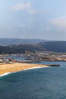 Nazare Plajı (Praia da Nazare). Nazare Limanı 'ndan çıkış (Saida do Porto da Nazare). Dikey Fotoğraf.