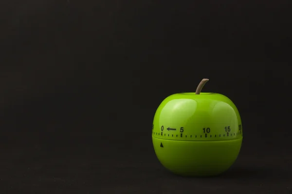 Timer da cucina a forma di mela isolato su un backgrou nero — Foto Stock