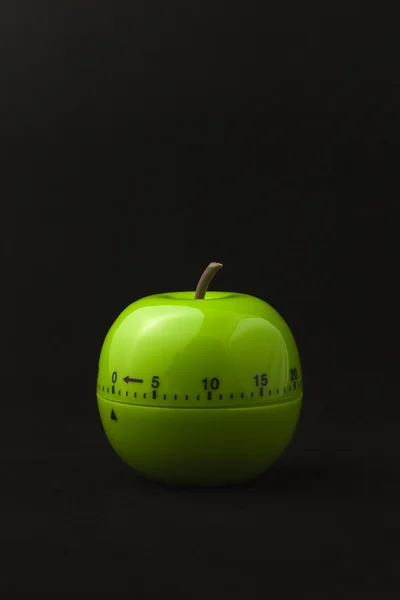 Timer da cucina a forma di mela isolato su un backgrou nero — Foto Stock