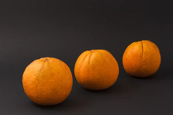 Tre arance su fondo nero — Foto Stock
