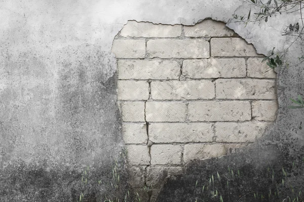 Kırık Beton arka plan ile eski beyaz tuğla duvar